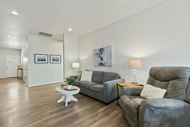 Building Photo - Charming 3-Bedroom, 2-Bathroom Home in Huntington Meadows