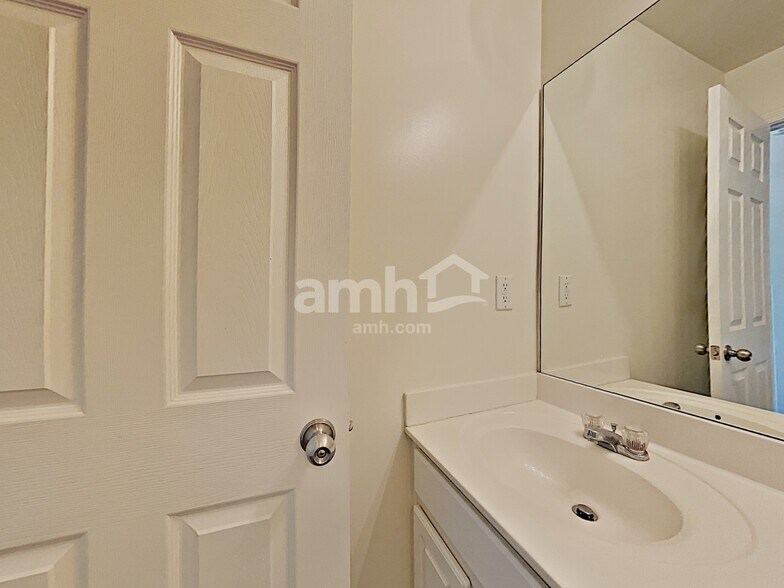 Building Photo - 383 Vine Mountain Way