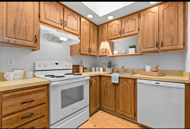 Building Photo - "Charming 1-Bed Santa Cruz Retreat with El...