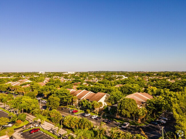Building Photo - Summerbreeze Condominium