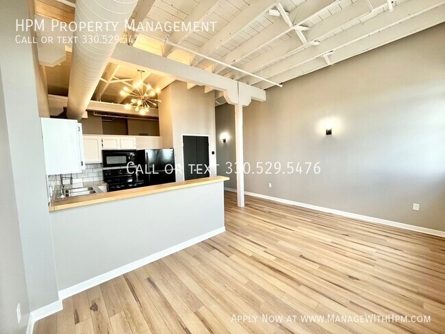 Building Photo - 1133 W 9th St