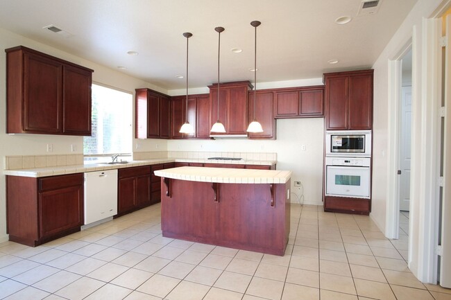 Building Photo - Gorgeous home in Ceres, Available NOW!!!