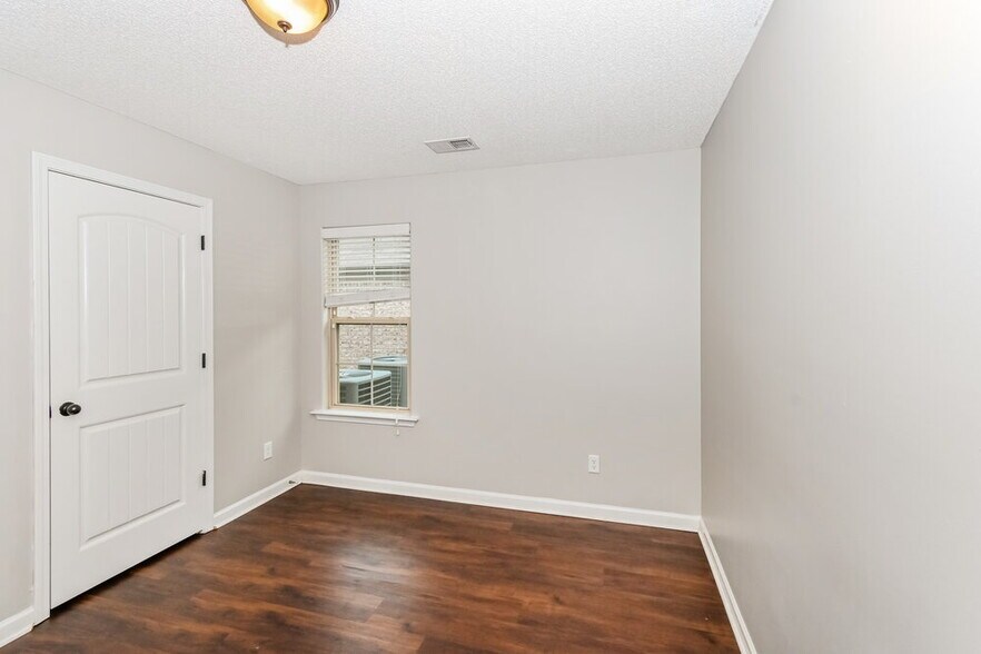 Building Photo - 9440 Darren Cir S