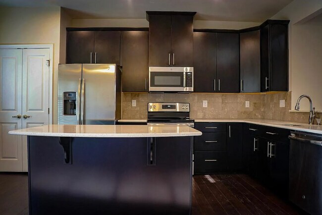 Building Photo - Beautiful 4BR Home w/ Garage Parking in Charlotte!