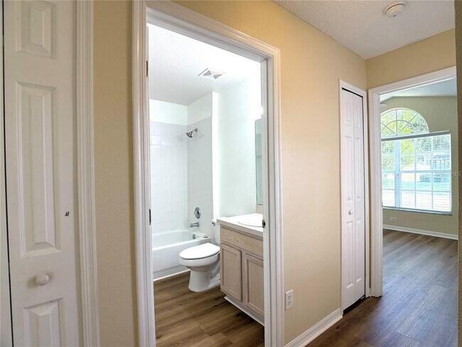 Building Photo - 526 Pine Cone Dr