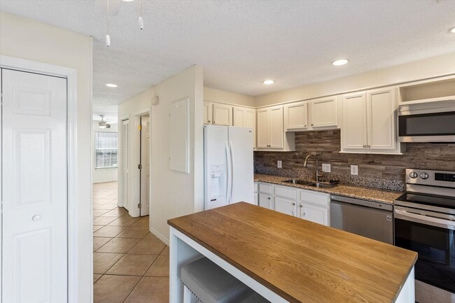 Building Photo - Charming 2-Bedroom home with Front and Rear Balconies