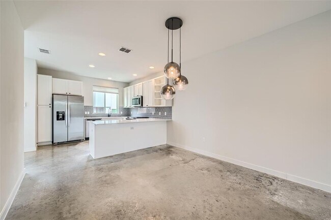 Building Photo - 801 N Bluff Dr