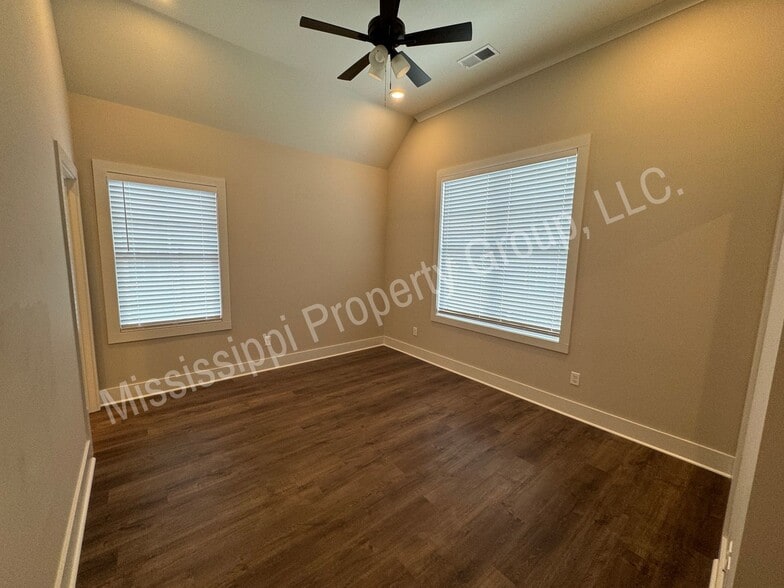 Building Photo - 1404 Pleasant Dr