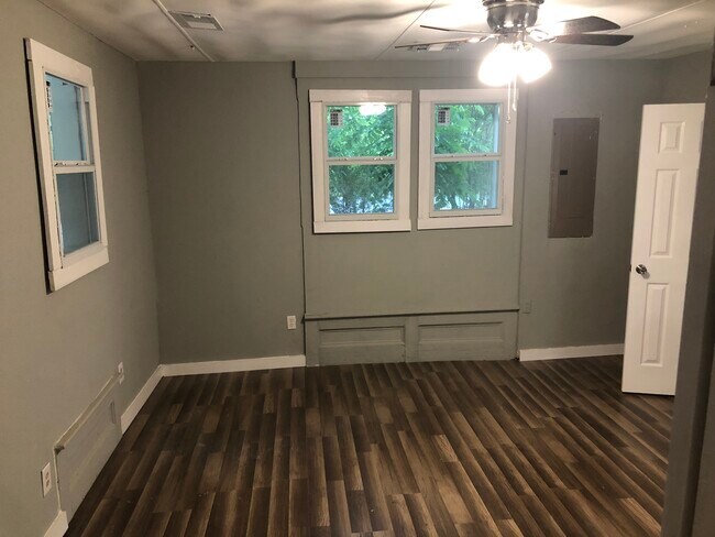 Building Photo - 402 E Walnut St