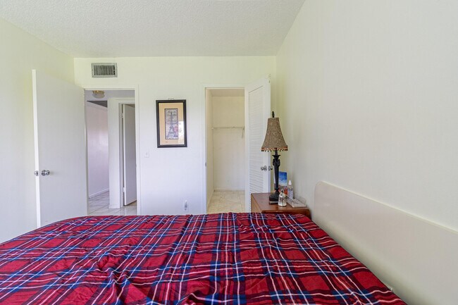 Building Photo - 158 Mansfield D