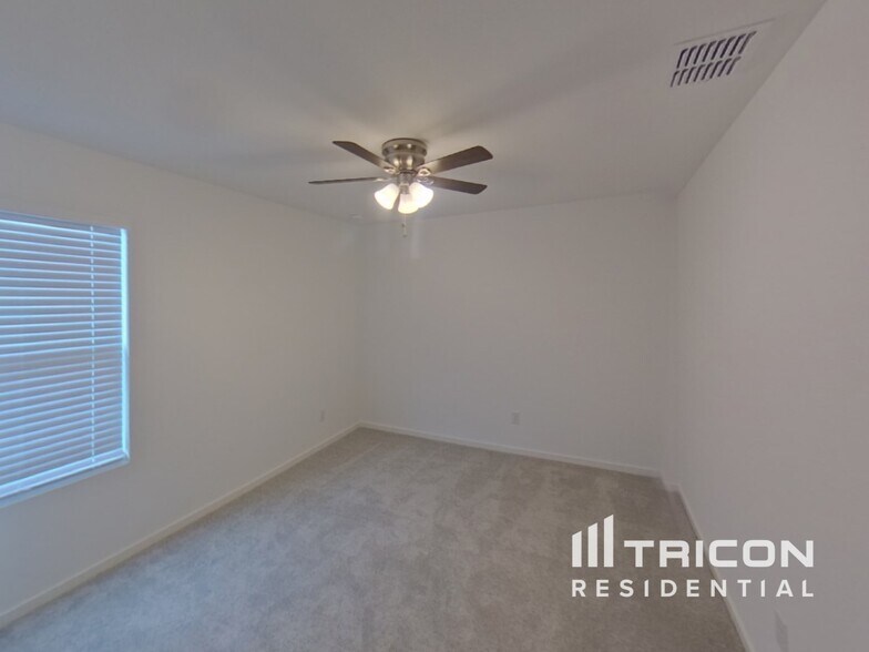 Building Photo - 811 Ponderosa Ln