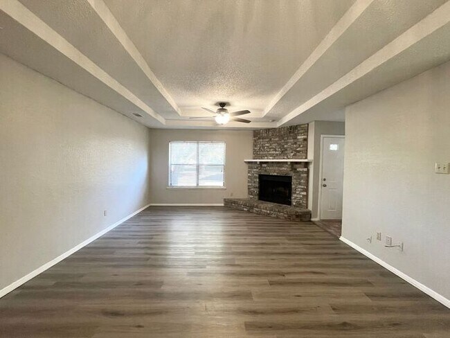 Building Photo - Available Now- 3/2 1 car garage 1 block fr...