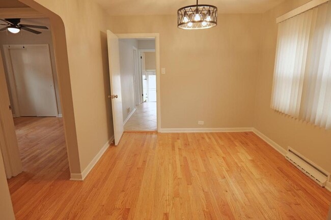 Building Photo - 5047 S Leclaire Ave