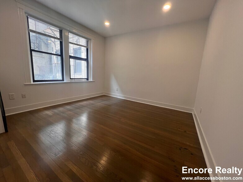 Building Photo - 11 Peterborough St