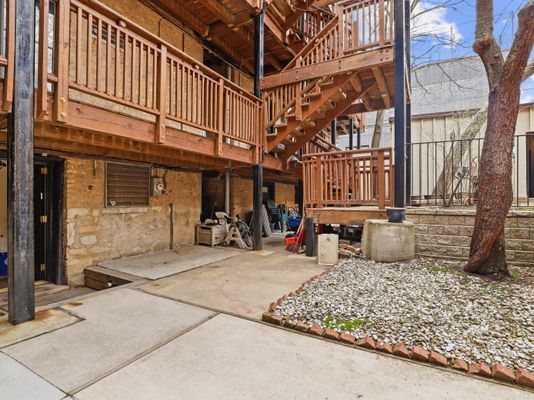 Building Photo - 806 W George St