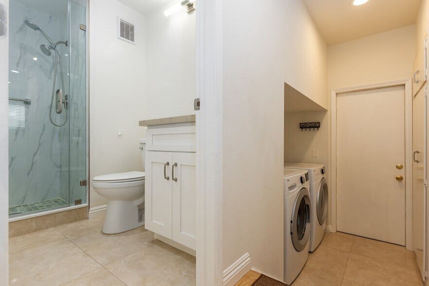 Downstairs Bath - 10227 S Autumn Leaf Cir