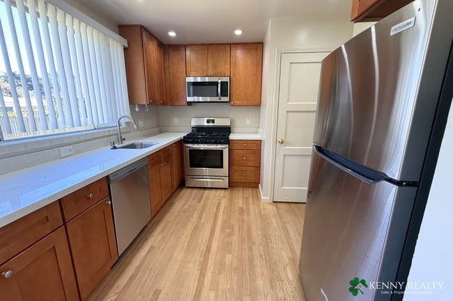 Building Photo - Spacious 3-Bedroom Home with Hardwood Floors & Large Backyard in South San Francisco