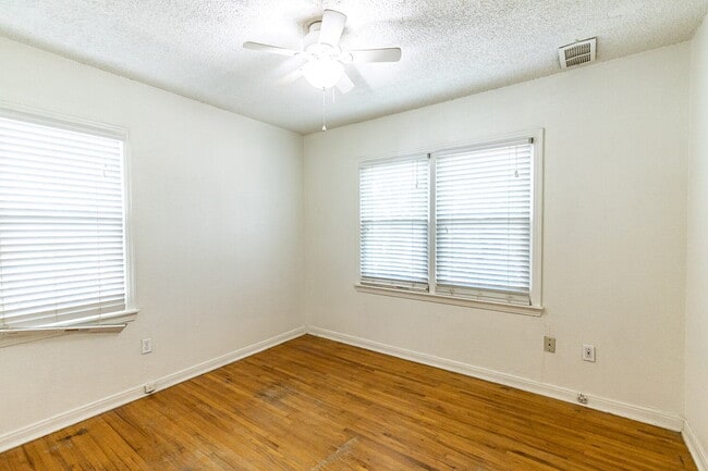 Building Photo - Charming & Cozy 2-Bedroom Oasis