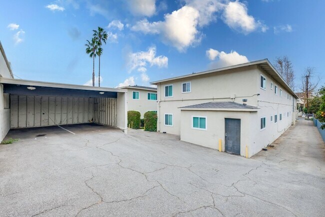 Building Photo - 633 W Hyde Park Blvd