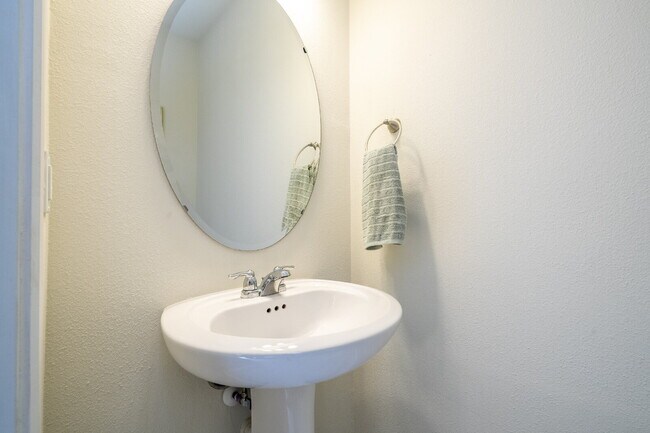 Building Photo - Discover Comfort and Style: Spacious 3-Bed...