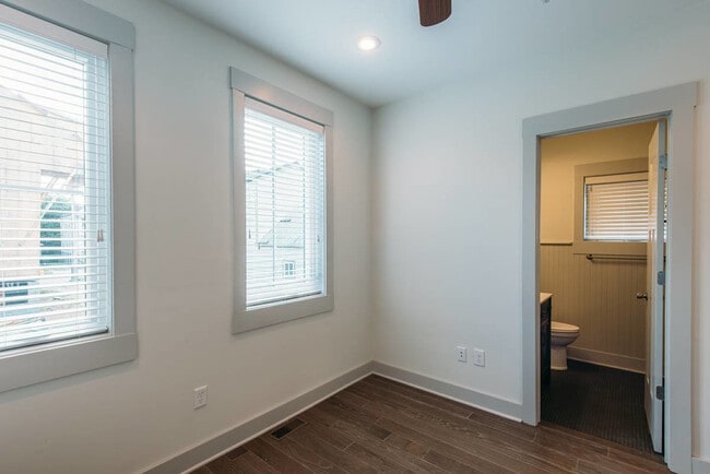 Building Photo - 10 Orrs