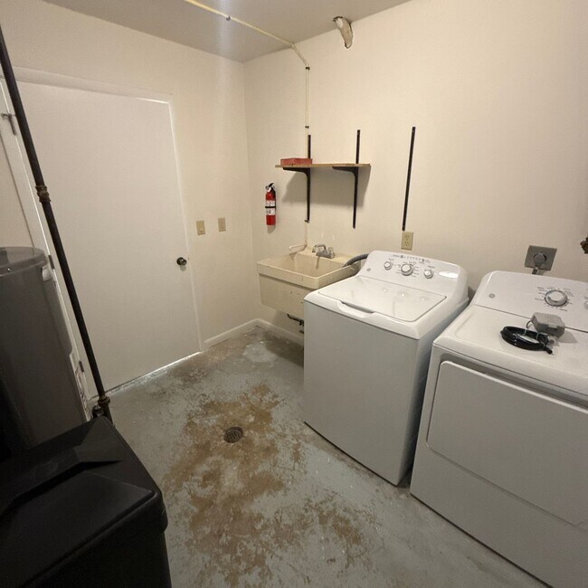 Building Photo - 2239-2239 N Thompson Rd