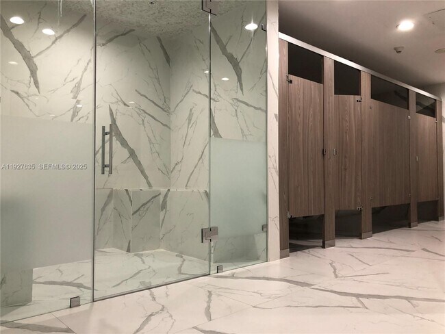 Building Photo - 601 NE 36th St