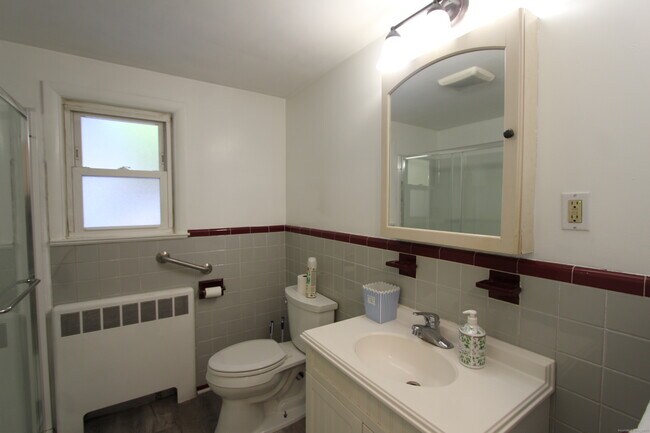 Building Photo - 422 S Main St