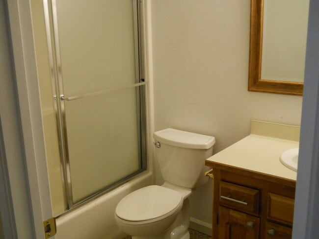 Building Photo - 3 bedroom 2 Bath