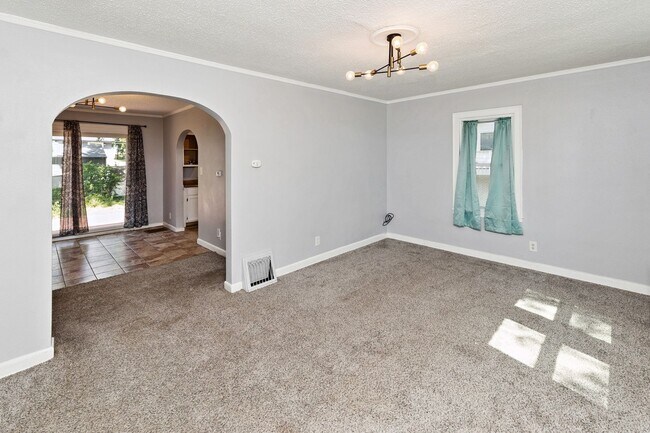 Building Photo - GREAT BACKYARD!! 3 Bed, 1 Bath Home in Des Moines