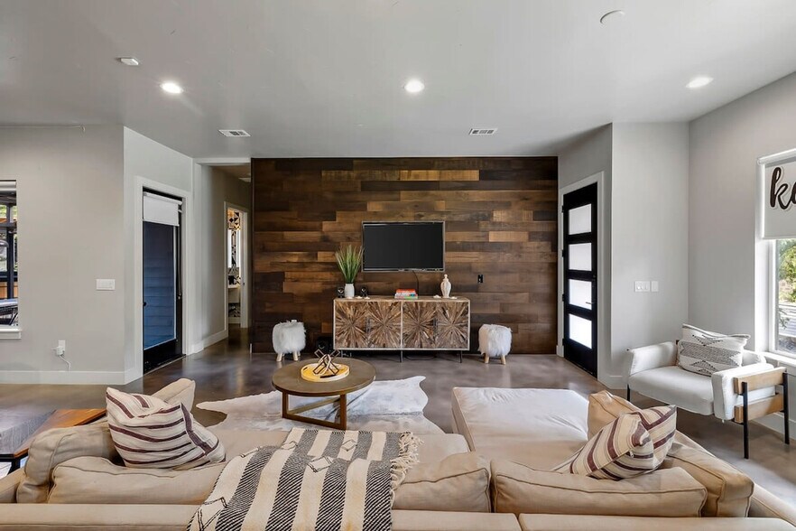 Building Photo - 2414a Kinney Rd