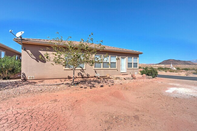 Building Photo - Spacious 3 Bedroom Corner Lot Home Near So...