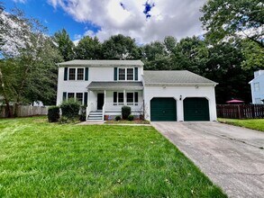 Building Photo - Gorgeous 4 Bedroom 2.5 Bath home in the he...