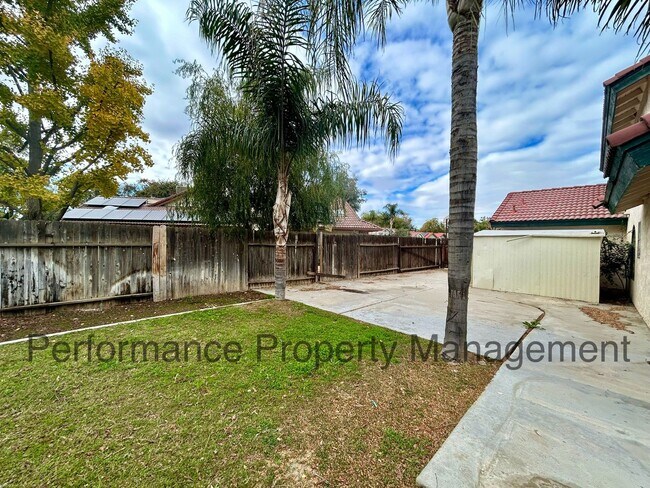 Building Photo - Stunning 4 Bed/3 Bath Home in The Oaks!