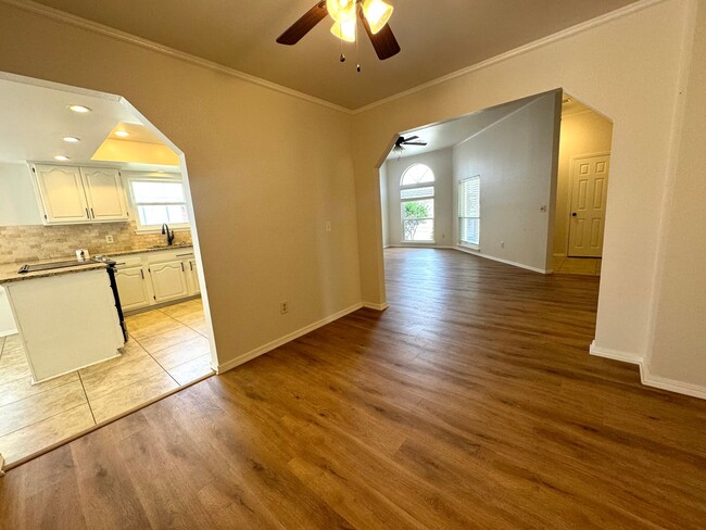 Building Photo - Gorgeous 3 bedroom 2 bathroom home with a ...