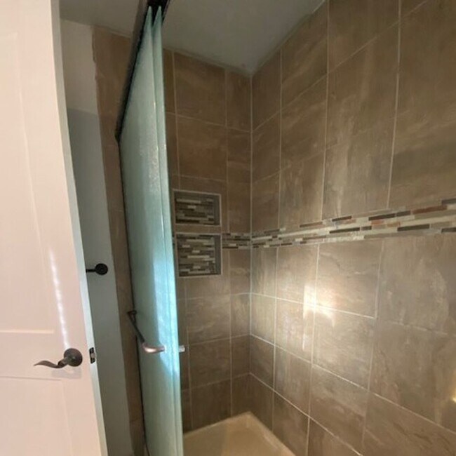Building Photo - Amazing, Recently Renovated2 Bed 1 Bath Ho...
