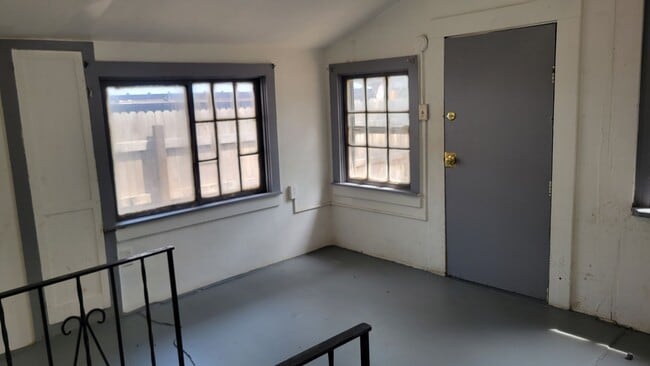 Building Photo - Ranch Style Home in Downtown! - MileStone RES