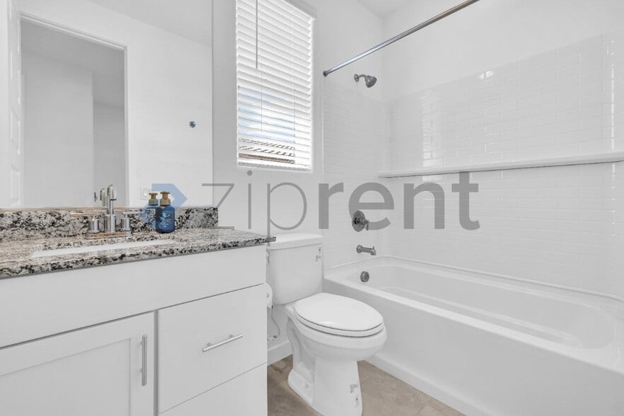 Building Photo - Unit