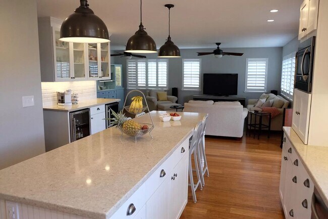Building Photo - Spacious, Stylish, and Perfect for Enterta...