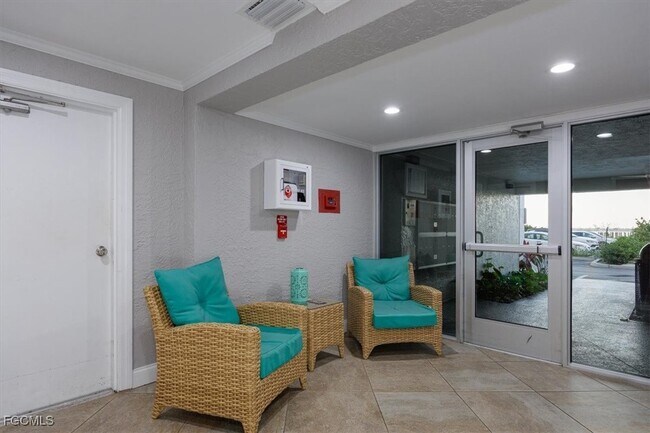 Building Photo - 2885 Palm Beach Blvd