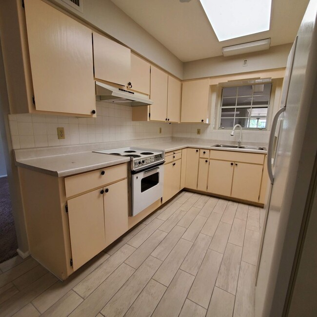 Building Photo - ***MOVE IN SPECIAL***2 BEDROOM HOME WITH T...