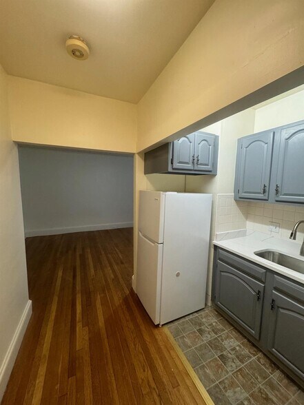 Building Photo - 31 College Ave