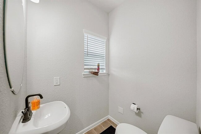 Building Photo - 5621 Hyde Park Dr