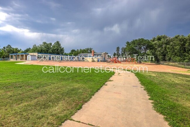 Building Photo - 1410 Custer Ave