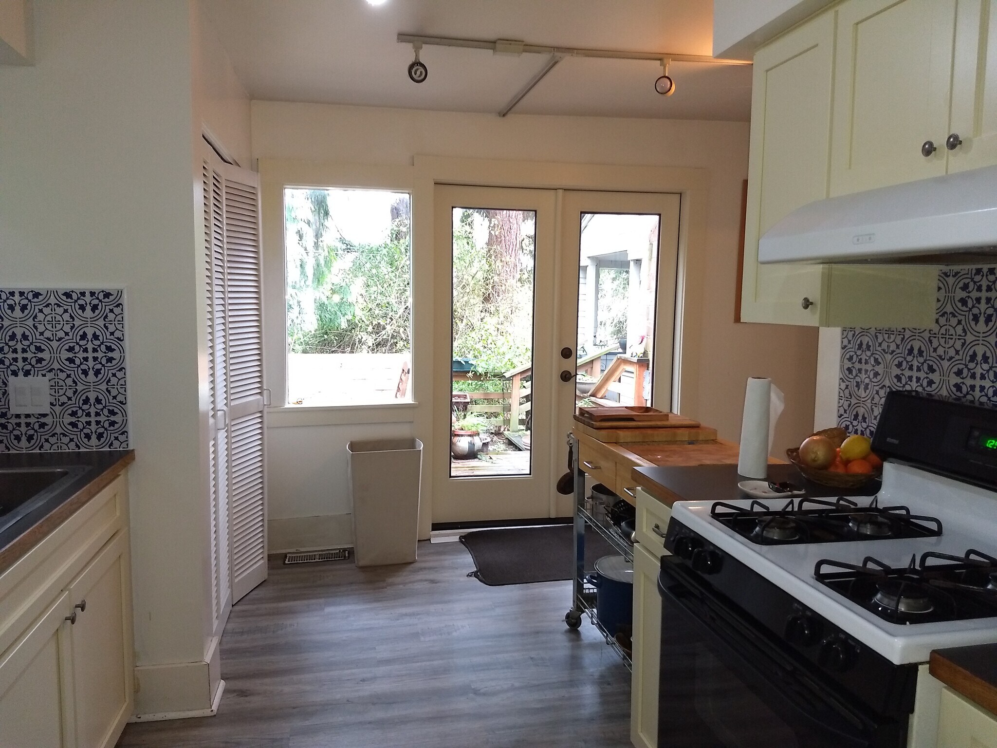 Kitchen - 9727 Lake Shore Blvd NE