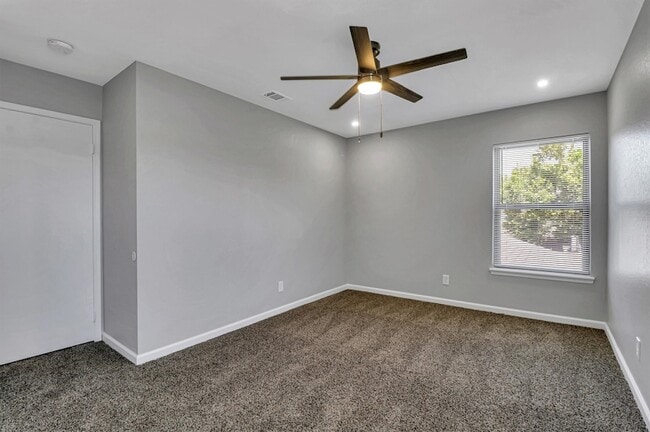 Building Photo - 401 S Cannady Dr