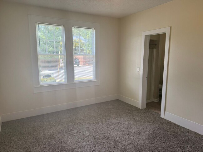 Building Photo - 3- bedroom 2 bathroom HEATHWOOD AREA!!
