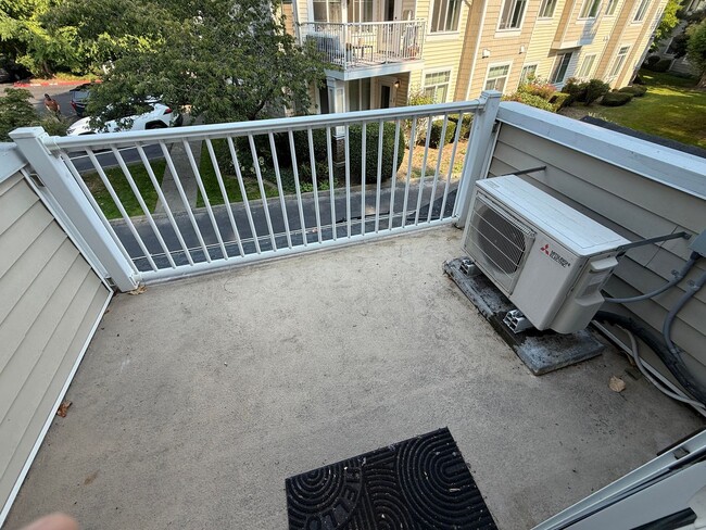 Building Photo - Updated Kent Townhome - Private Garage & AC