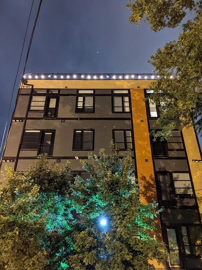 Building Photo - Sunny 1 bed + den 870 sq ft in heart of Pe...