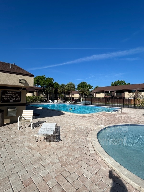 Building Photo - 780 S Village Dr